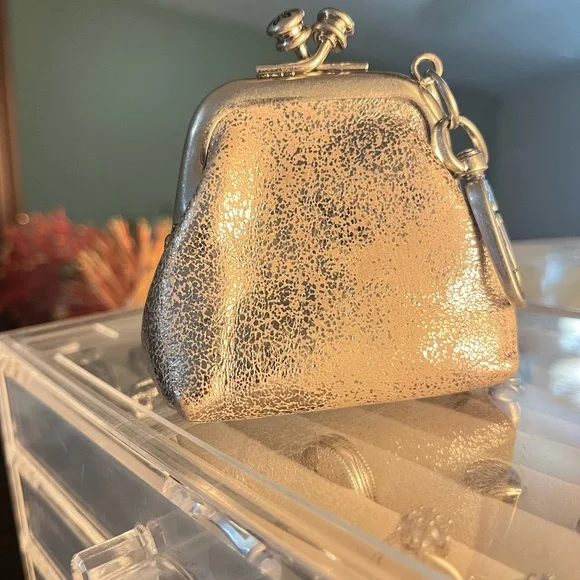 So Cute! Silver, Metallic Leather, Kiss-Lock HOBO Run Frame Coin Purse with Clip - Picture 7 of 7